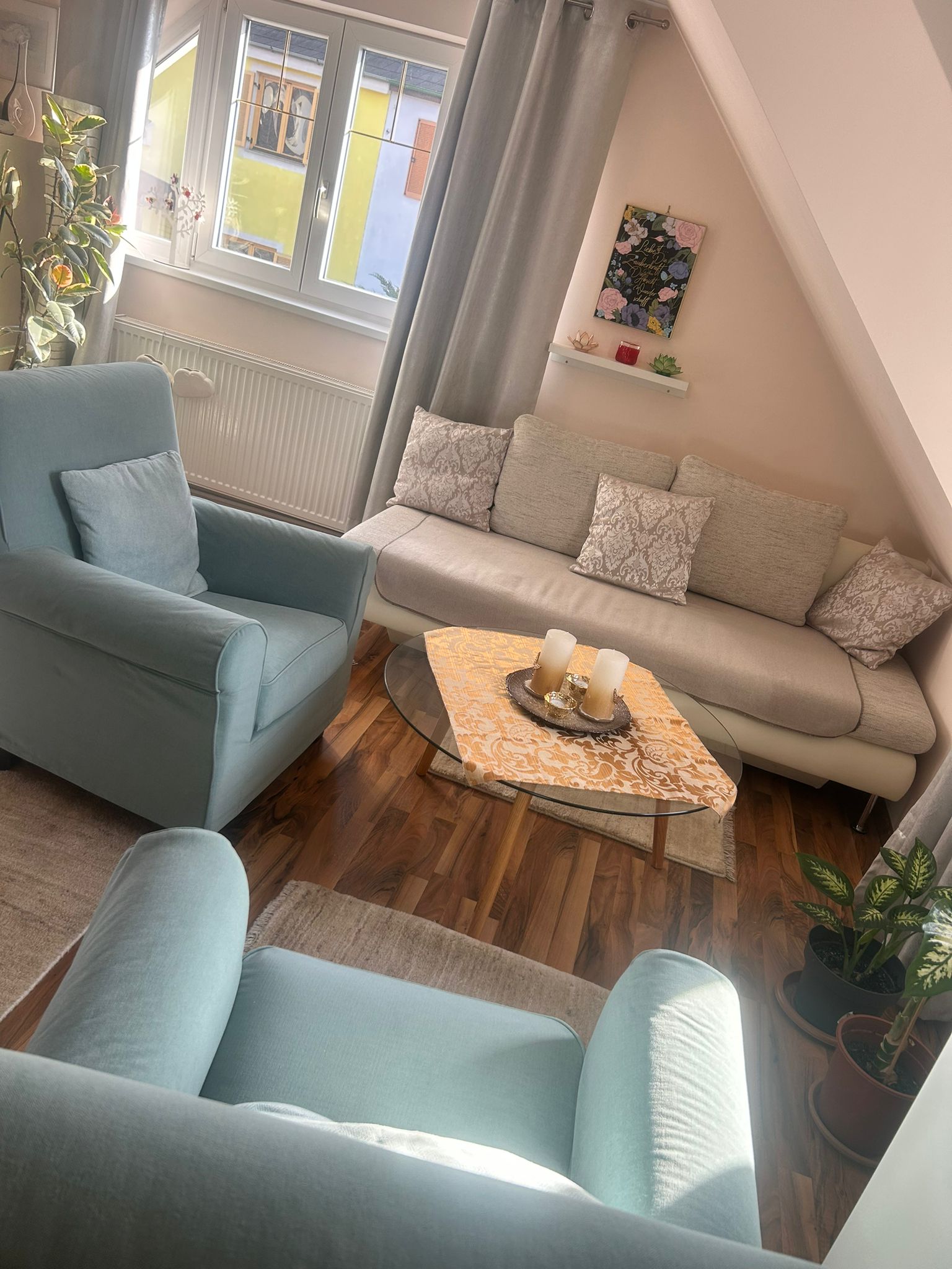 Heller Gesprächsraum für systemische Psychotherapie mit Sofa, zwei Sesseln und Tisch in ruhiger Praxisatmosphäre